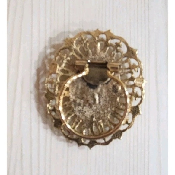 VINTAGE GOLD TONE CAMEO SCARF CLIP/BROOCH - Picture 2 of 4